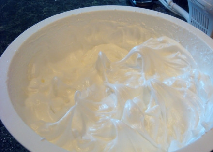 1. Этап. Бисквитные рулеты с начинкой: 1. Отделите белки от желтков. Первые взбейте со щепоткой соли и половиной сахарной пудры в крепкую пену. Желтки разотрите со второй половиной сахарной пудры, всыпьте просеянную муку.