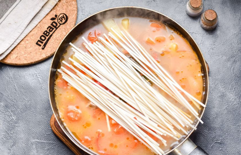 1. Этап. Шурпа с телятиной: В конце приготовления добавьте лапшу, перемешайте и варите 5 минут. Подавайте к столу с зеленью.