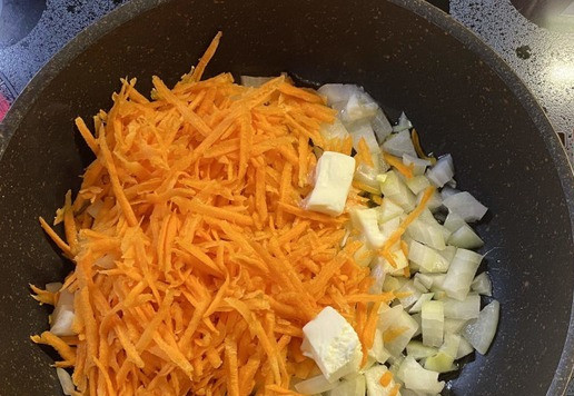 1. Этап. Закуска Грибочки: Желатин залейте небольшим количеством холодной воды. Морковь и лук нашинкуйте не сильно крупно и обжарьте на сливочном масле. ( 1/2 часть из общего количества )