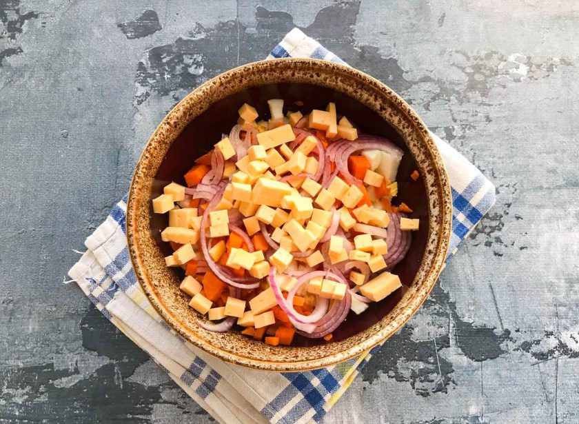 1. Этап. Салат Застольный с курицей: Твердый сыр нарежьте кубиками.