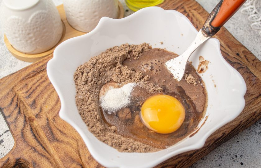 1. Этап. Льняная лепёшка без пшеничной муки в микроволновке: Влейте воду комнатной температуры.