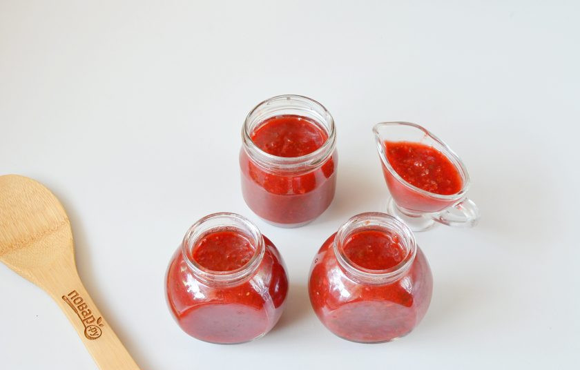 1. Этап. Соус из слив: В подготовленные стерильные баночки разлейте горячий соус, закрутите крышками, можно хранить всю зиму, а можно есть сразу после остывания.