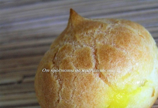 1. Этап. Апельсиновые профитроли: В профитролях сделайте небольшой надрез и наполните их кремом с помощью кулинарного шприца с тонкой насадкой.