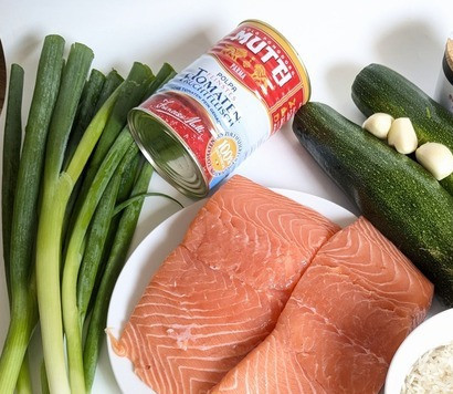 1. Этап. Быстрая сковорода с цукини и лососем: Приготовить ингредиенты. Цукини, лук и лосось помыть под проточной водой и высушить. Рис лучше взять быстрого приготовления.