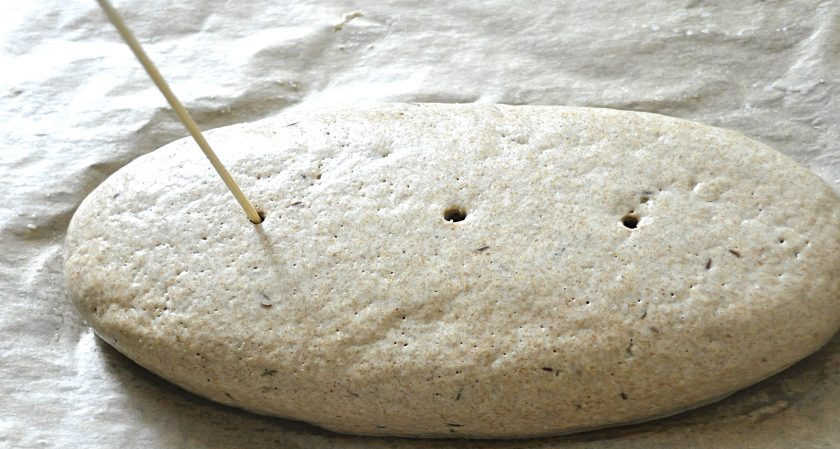 1. Этап. Рижский хлеб по ГОСТу: Разогрейте духовку до максимальной температуры. Сделайте деревянной шпажкой три прокола на хлебе, это 