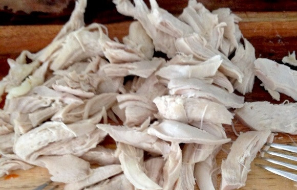 1. Этап. Куриный суп с овощами и макаронами: 7. Тем временем немного остывшее мясо разберите на волокна.