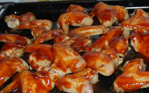 1. Этап. Куриные крылья барбекю: Смазываем крылья приготовленным соусом. Только не используйте весь соус(!!!). И отправляем крылья в духовку еще минут на 5-7.