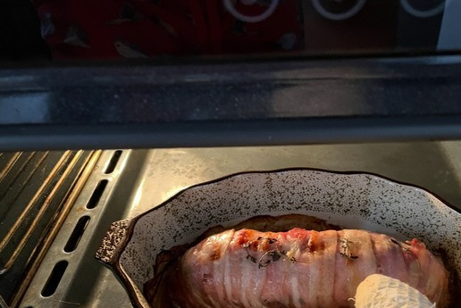 1. Этап. Руладин из индейки под брусничным соусом: Снимите фольгу, подрумяньте под грилем 10–15 минут до хрустящей корочки.