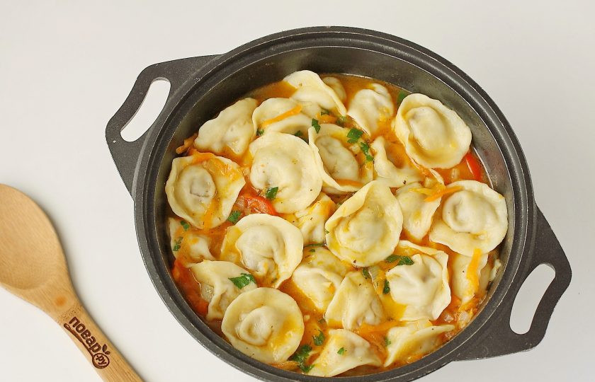 1. Этап. Пельмени в казане: Варите все вместе до полной готовности. В конце по желанию можно добавить свежую зелень.