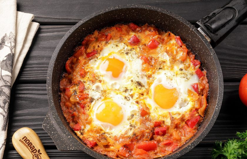 1. Этап. Шакшука с перцем: Шакшука с перцем готова. Желток должен остаться жидким.