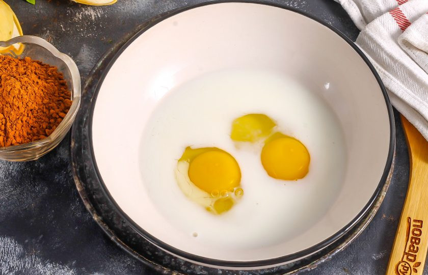 1. Этап. Шоколадный медовик: Вбейте куриные яйца в глубокую емкость. Влейте туда же молоко, всыпьте сахар, соль и тщательно взбейте.