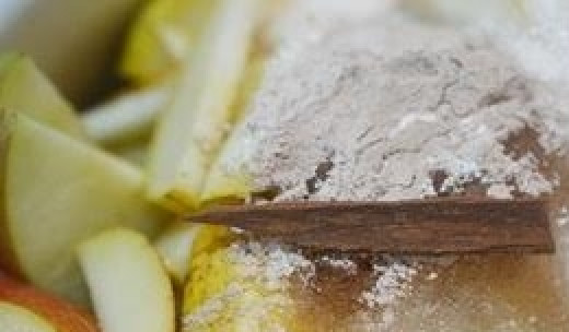 1. Этап. Варенье из груш и яблок: 4. Добавьте корицу.