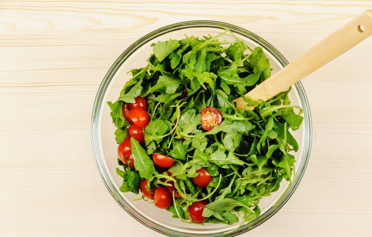 1. Этап. Салат Руккола с креветками: В салатницу выложите рукколу, помидоры, а затем креветки. Полейте все приготовленным соусом.