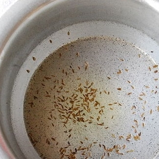 1. Этап. Самса: 1. Сначала приготовим начинку. Нагрейте растительное масло на среднем огне и добавьте семена кумина.