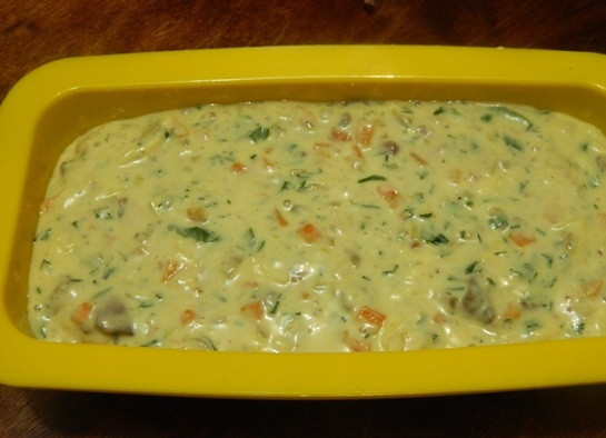 1. Этап. Нежный кекс с куриной печенью: 12. Переливаем тесто в форму для кекса и отправляем в разогретую до 180 градусов духовку на 40-45 минут.