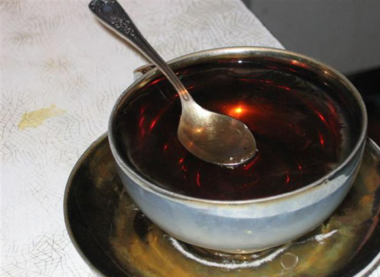 1. Этап. Бисквитный торт с мастикой: Готовим сироп. Для этого воду с растворенным в ней сахаром доводим до кипения, охлаждаем. Добавляем туда ликер или клубничную настойку, перемешиваем.