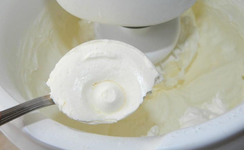 1. Этап. Торт на крестины: Для крема взбейте сливки с сахарной пудрой. Добавьте творожный сыр.