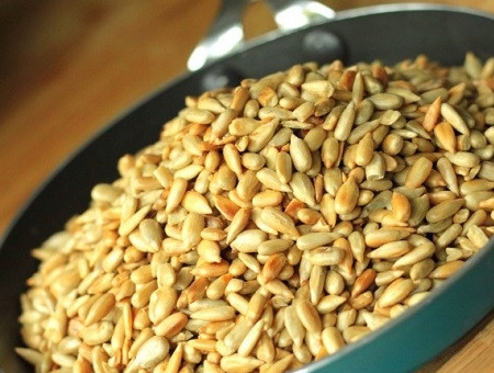 1. Этап. Салат с курицей и сельдереем: Обжариваем семечки на сухой сковороде и остужаем.