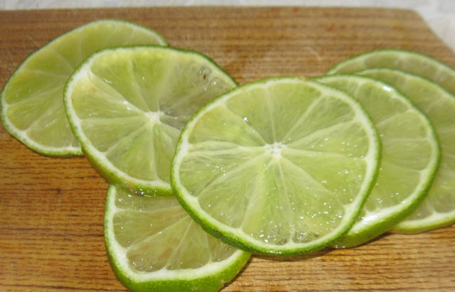 1. Этап. Кукуруза по-мексикански: Лайм моем и нарезаем кольцами.