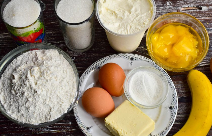 1. Этап. Медовик с бананом и киви: Подготовьте необходимые ингредиенты.