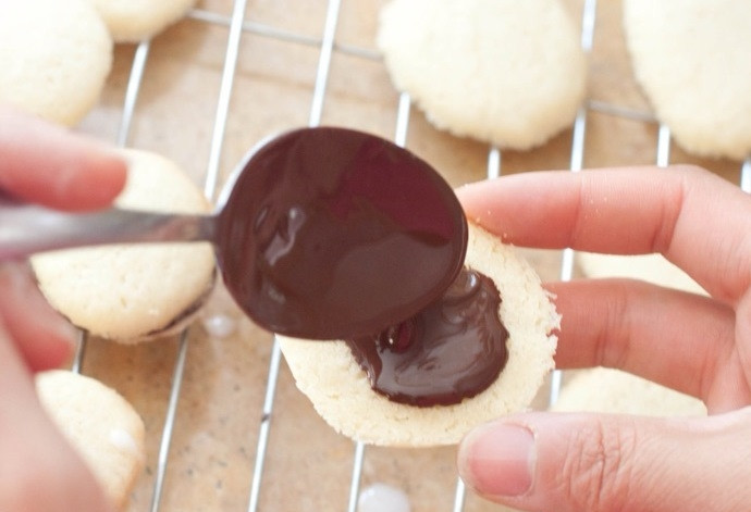 1. Этап. Миланское печенье: 5. Растопите шоколад на паровой бане и смешайте его с сахарным сиропом.