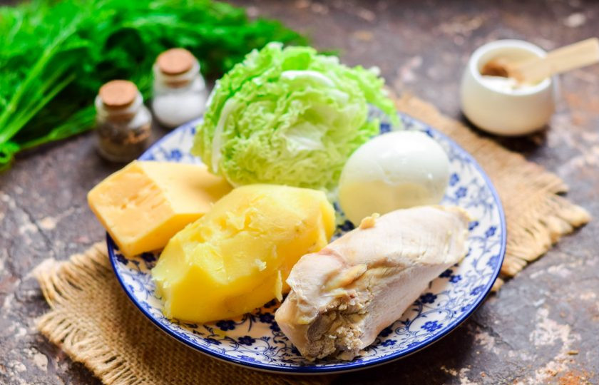 1. Этап. Салат Лебединый пух с пекинской капустой: Подготовьте ингредиенты. Куриное филе, яйца и картофель заранее отварите до готовности.