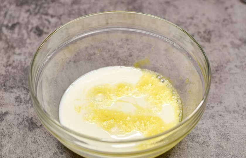 1. Этап. Блинчики с творожным кремом: Взболтайте яйцо венчиком и влейте молоко. Перемешайте.