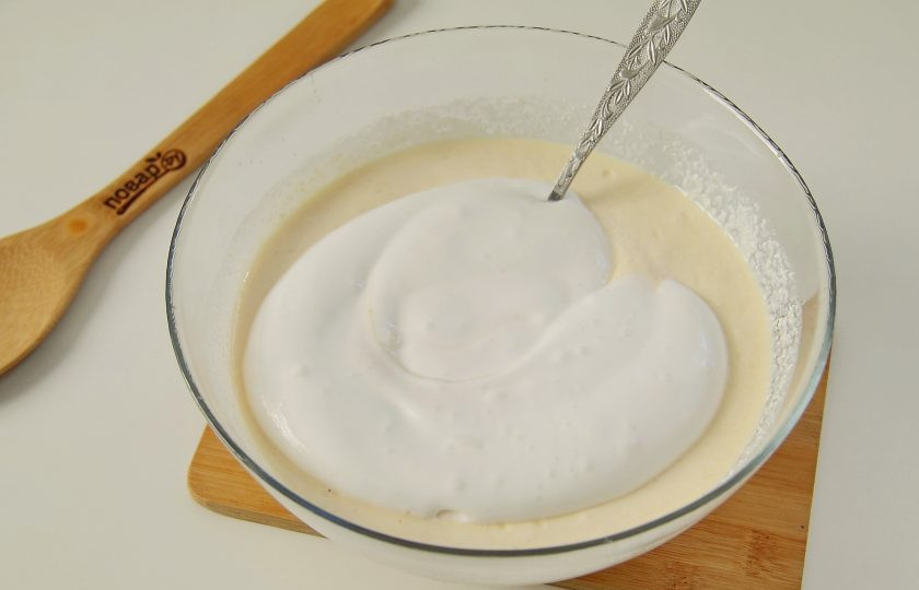 1. Этап. Запеканка из творога с манкой в мультиварке: Перемешайте все еще раз и оставьте на 30 минут, чтобы манка набухла. После взбейте массу до однородного состояния. Отдельно взбейте белки с сахаром до устойчивых пиков и частями добавьте к творожной массе.