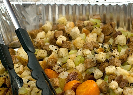 1. Этап. Цыпленок, фаршированный сухарями: 7. Запекайте оставшуюся смесь овощей с курицей 20 минут при 200 градусов.