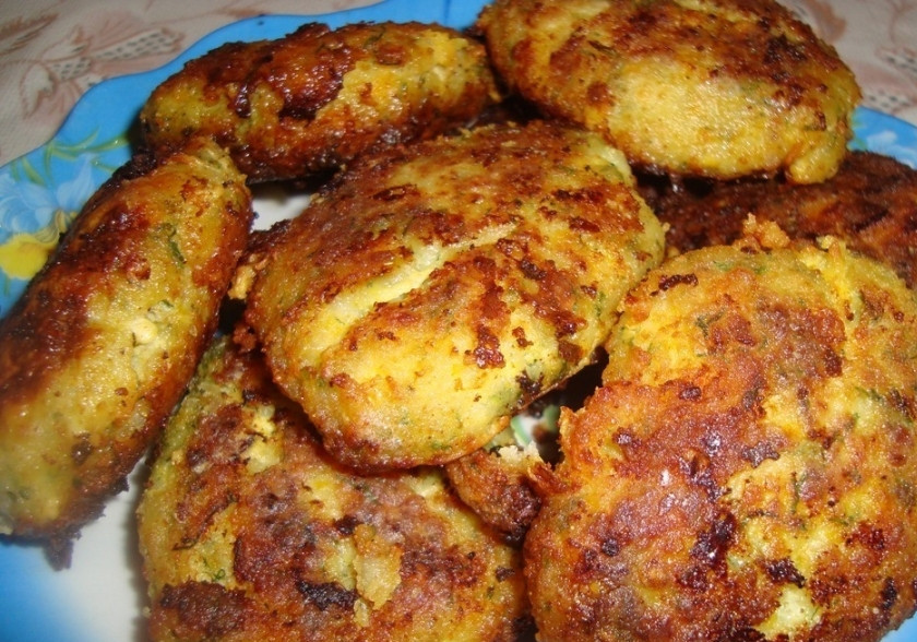 1. Этап. Котлеты из леща: Обжариваем до готовности с двух сторон в подсолнечном масле. Готовые котлеты из леща подаем с любым гарниром. Приятного аппетита)