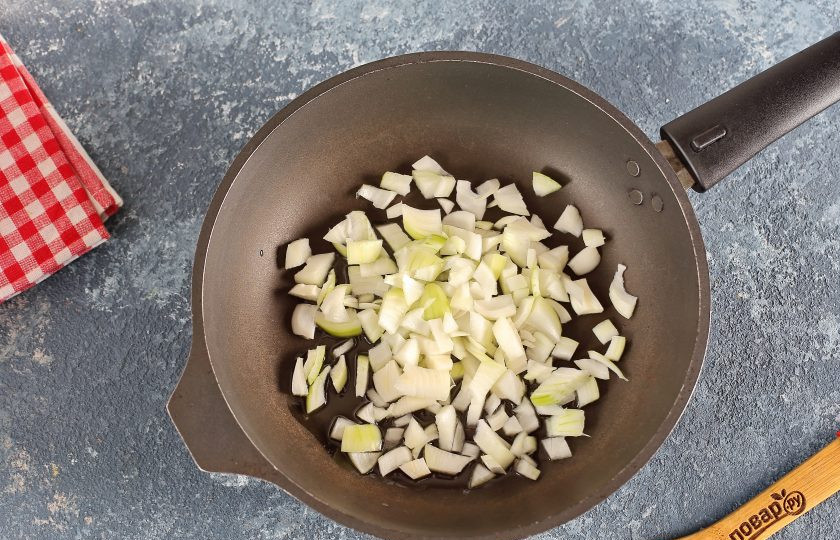 1. Этап. Чижи-бижи: В сковороде разогрейте масло и выложите нарезанный кубиками лук.