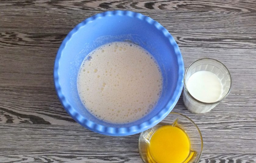 1. Этап. Ленивые булочки: Во взбитую, яичную массу добавьте растопленный маргарин, молоко. Еще раз хорошо взбейте.