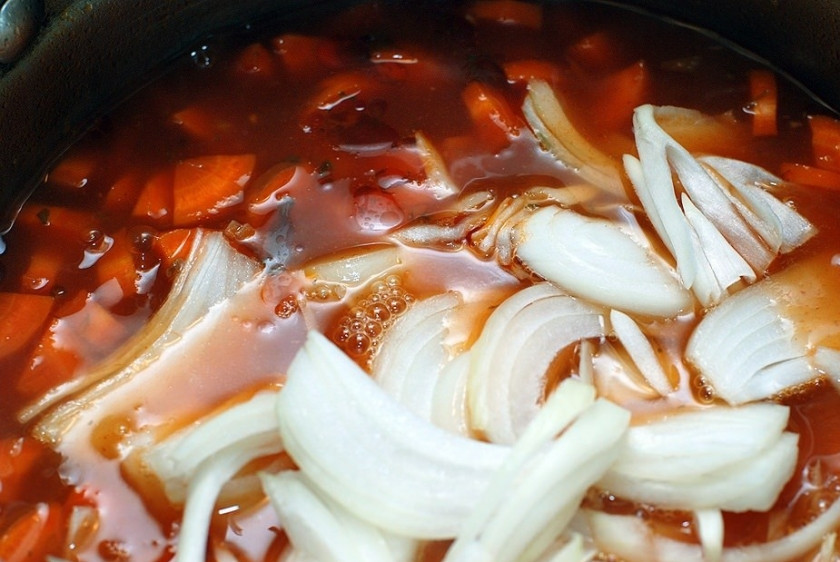 1. Этап. Суп с говядиной и рисом: Потом лук.