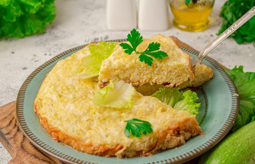 1. Этап. Суфле из кабачков в мультиварке: Нежнейшее кабачковое суфле готово! Подавайте со свежими овощами и зеленью. Приятного аппетита!