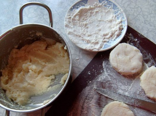 1. Этап. Манные биточки: Мокрыми руками набираем такую порцию массы, чтобы получился один биточек. Панируем в муке или сухарях и придаем будущему биточку красивую ровную форму.