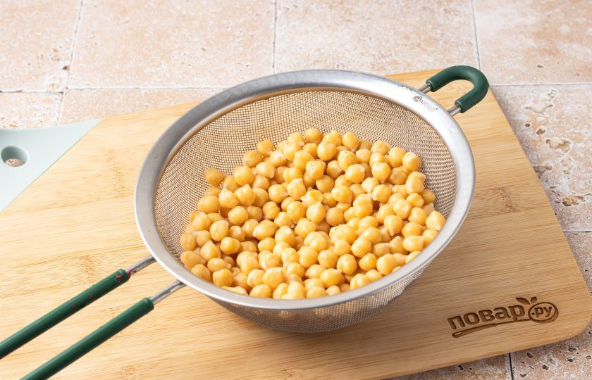 1. Этап. Хрустящий нут в духовке: Откиньте нут на сито и дайте стечь лишней жидкости.