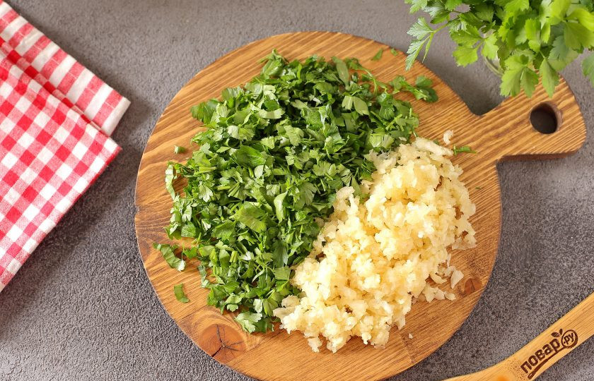 1. Этап. Кабачки Хризантема на зиму: Петрушку измельчите ножом, чеснок пропустите через пресс.