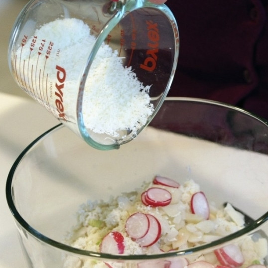 1. Этап. Салат с крабовым мясом: Добавляем тертый сыр.