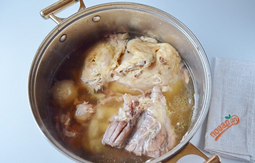 1. Этап. Домашний холодец из говядины и курицы: Удалите специи из бульона, достаньте лук и морковь (ее можно использовать для украшения холодца).