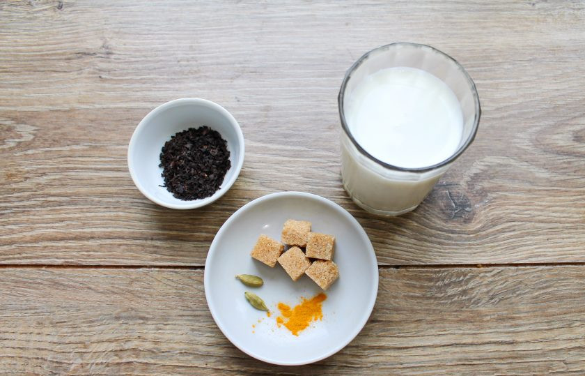 1. Этап. Бедуинский чай Карак: Подготовьте все необходимые ингредиенты для приготовления бедуинского чая 