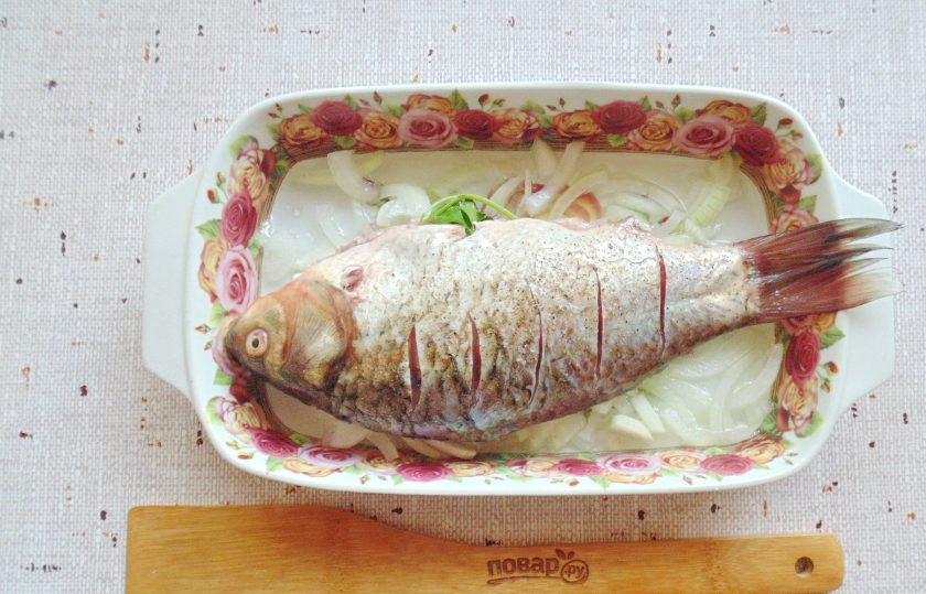 1. Этап. Карась в духовке на луковой подушке: Добавьте 2-3 столовые ложки воды.