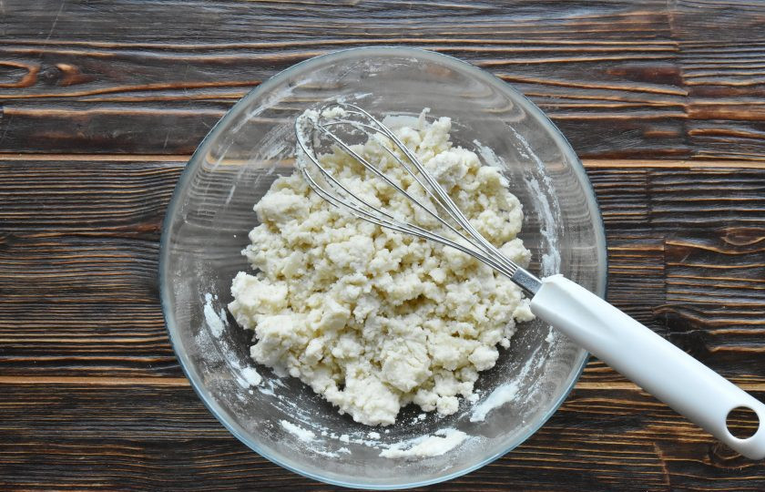 1. Этап. Маффины из рисовой и миндальной муки: Замесите тесто. Тесто получается рассыпчатым, похожим на песочное. Разотрите его до состояния крошки.