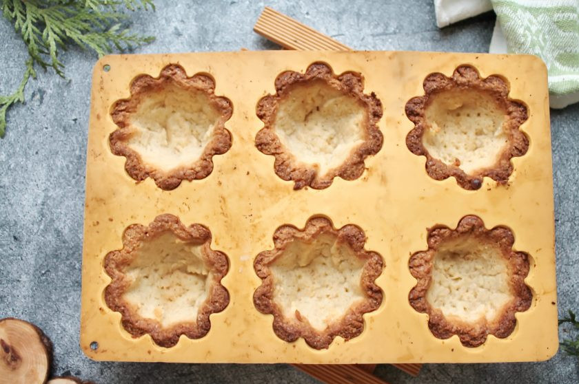 1. Этап. Пирожное Корзиночки с вареной сгущенкой и орехами: Выпекайте 