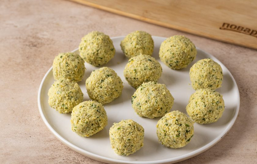 1. Этап. Фалафель в пите с салатом и помидором: Скатайте из получившейся массы шарики размером с грецкий орех. Если фарш получается слишком рассыпчатым, то можно добавить немного пшеничной муки, но лучше с ней не перебарщивать.