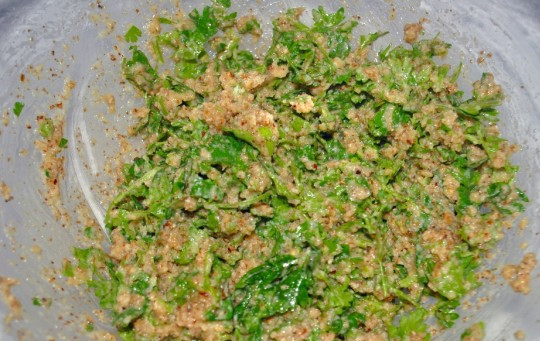1. Этап. Мясной рулет, запеченный в духовке: 4. В ступке или блендере необходимо измельчить орехи. Использовать можно любые орехи, которые есть под рукой (в данном случае это грецкие). Петрушку (можно добавить и другую зелень) вымыть, просушить и также измельчить. Соединить орехи, петрушку и сливочное масло. Тщательно перемешать до однородной консистенции.