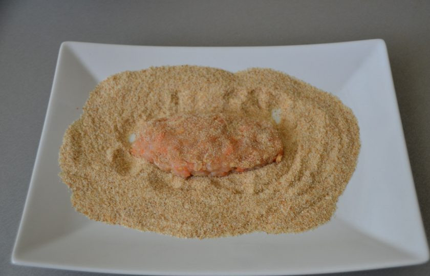 1. Этап. Котлеты из индейки с морковью: Сформируйте котлеты, обваляйте их в панировочных сухарях.