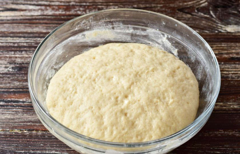 1. Этап. Венский хлеб: Оставьте его на час в теплом месте. Когда оно поднимется, обомните его рукой.