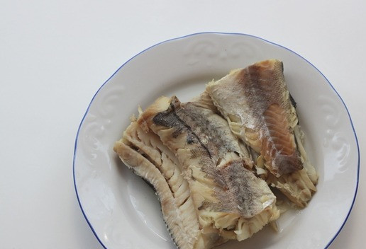 1. Этап. Рыбный паштет: В кастрюлю налейте воды, добавьте целую небольшую луковицу, перец горошком, соль, лавровый лист и рыбу, варите минут 15-20. Я готовила с минтаем. Готовую рыбу достаньте из бульона. Луковица уже не понадобится, а бульон сохраните.