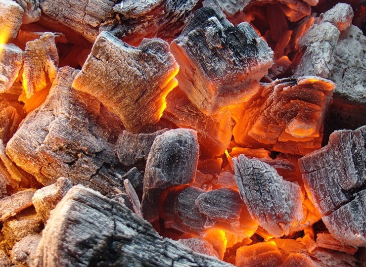 1. Этап. Шашлык на кефире: Приготовить угли.