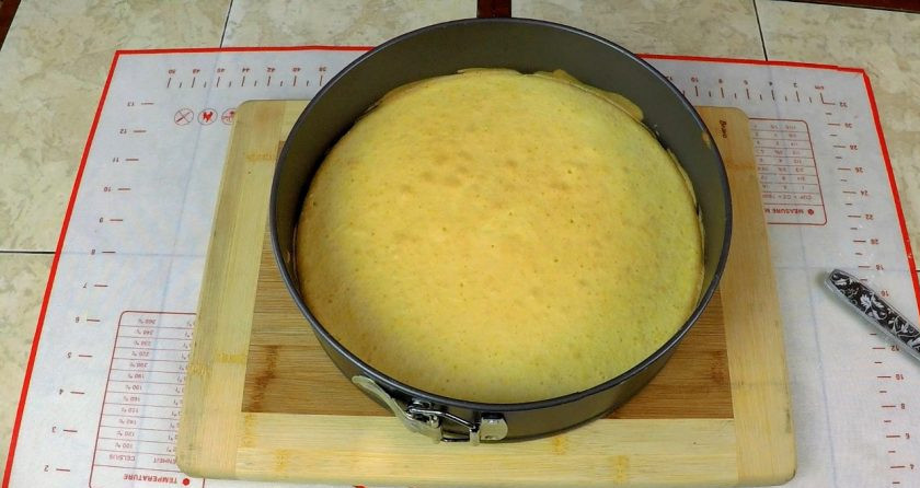 1. Этап. Бисквит Зу-Зу: Условно делю тесто на 2 равные части и, заливая в форму каждую по очереди, отправляю в духовку на 15 минут. Далее коржам необходимо остыть.